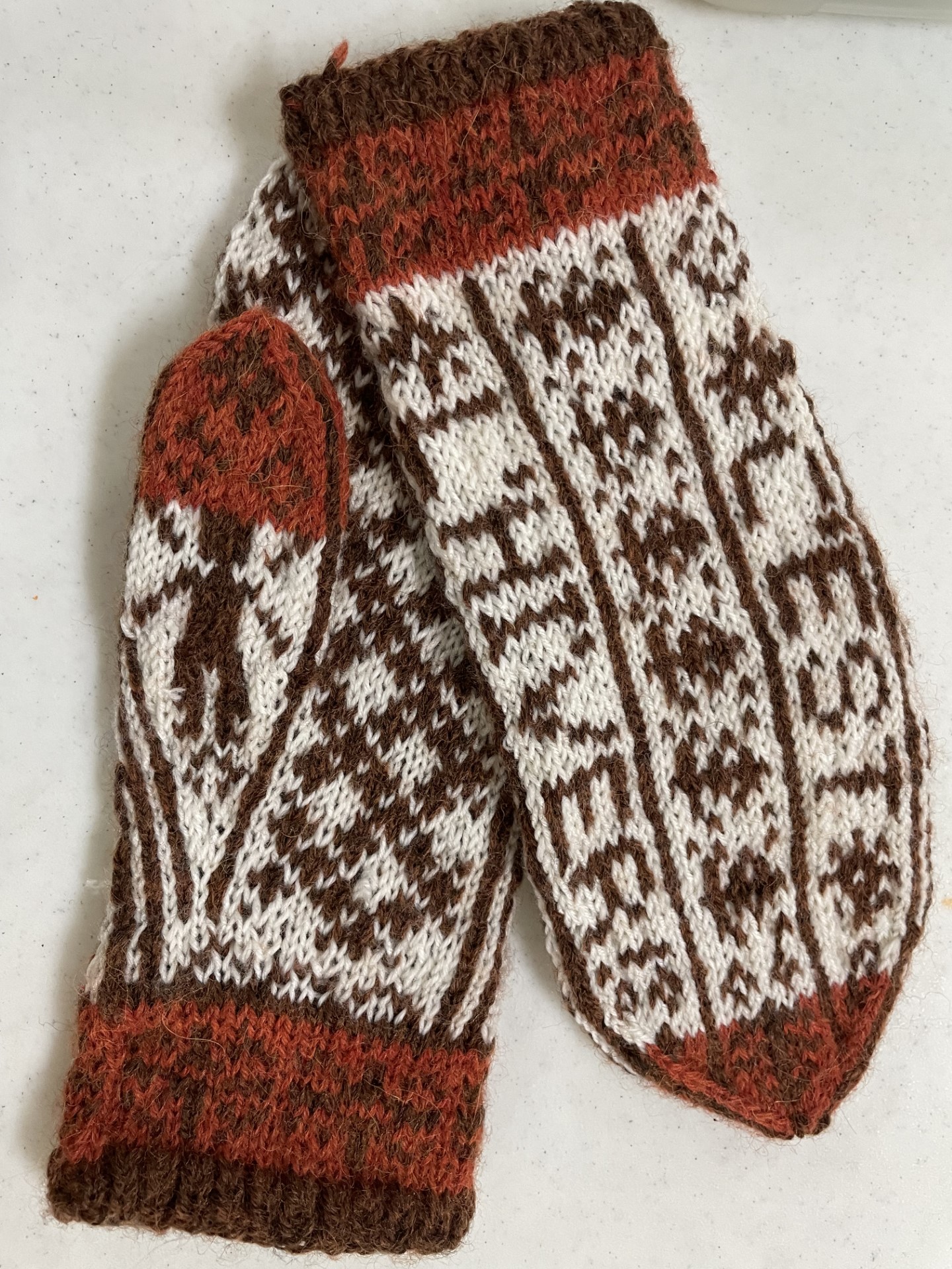 Des mitaines en tricot jacquard réalisées par Fleurette Bélanger, un fermière du Cercle de Laverlochère, présente lors du marché de Noël de Laverlochère, au Témiscamingue.